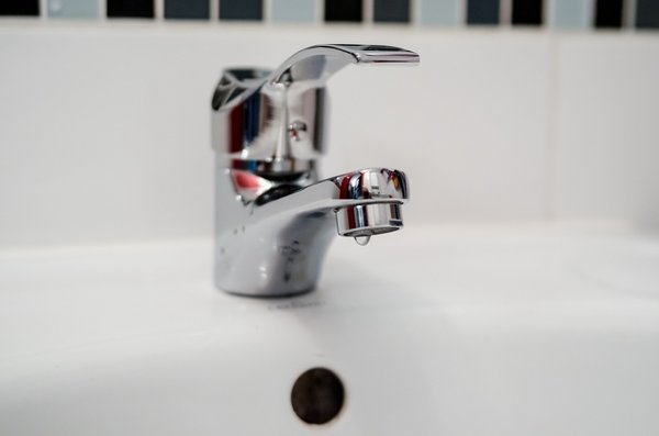 What are the best water-saving devices for UK bathrooms?